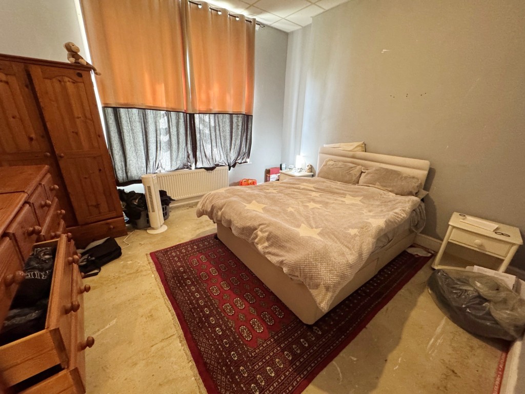 Lot: 132 - PERIOD FREEHOLD BLOCK OF SIX FLATS WITH OFF STREET PARKING - Hay House - Flat 1 - bedroom 1